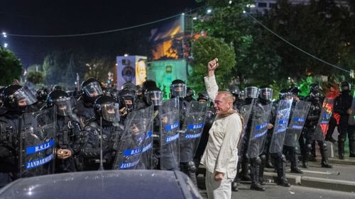 Colonelul de jandarmi Cătălin Paraschiv, ”Fantoma Albă” de la protestul din 10 august 2018, a câștigat un proces împotriva lui Rareș Bogdan, care trebuie să-i plătească un leu ca despăgubiri morale. Sentința nu e definitivă