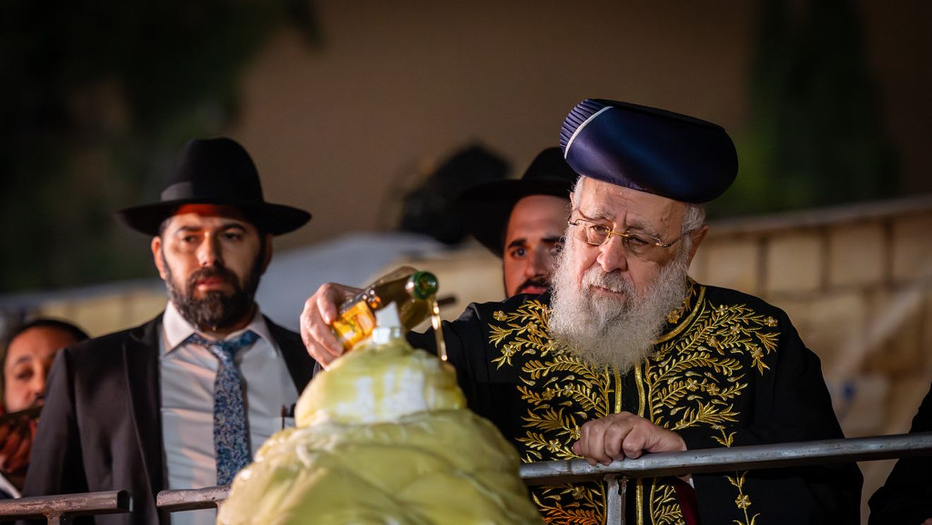Fostul rabin șef sefard al Israelului spune că un bărbat i-a cerut aprobarea pentru a-l ucide pe procurorul general; poliția a arestat suspectul