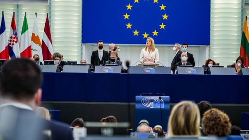 Criza din Ucraina și condiționarea fondurilor UE de statul de drept, pe masa Parlamentului European/ Europarlamentarii adoptă în regim de urgență, fără dezbatere, un sprijin de 1,2 miliarde de euro pentru Ucraina