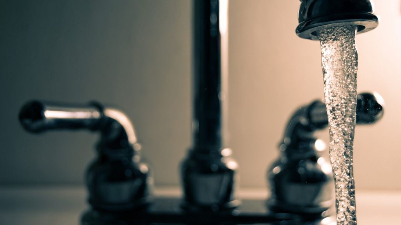 Consumul insuficient de apă determină o reacţie mai puternică la stres, conform unui nou studiu