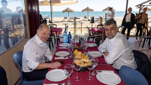 Premierul Marcel Ciolacu publică poze de la un prânz luat pe plajă cu Olaf Scholz: "România are în cancelarul Germaniei un prieten şi un susţinător în aderarea ţării noastre la spaţiul Schengen"