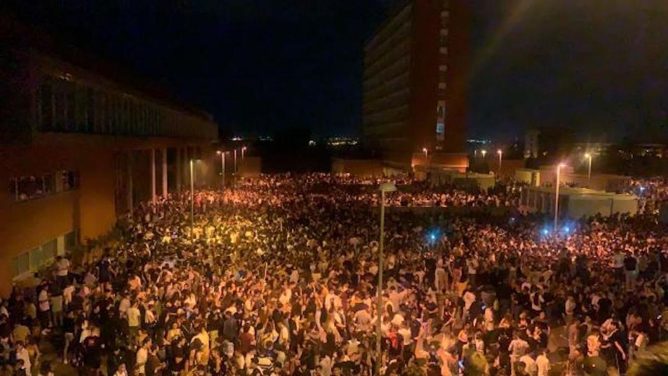 VIDEO Spania: Petrecere în aer liber cu 25.000 de persoane la Madrid / Evenimentul a fost organizat cu ajutorul WhatsApp / Poliția recunoaște că a fost depășită de situație