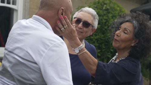 Un frate și două surori s-au reunit după 70 de ani, datorită unui test ADN făcut din întâmplare/ S-au născut în același oraș, dar nu știau unii de alții