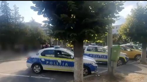 Trei indivizi din Bacău, reținuți pentru 24 de ore, pentru că în timp ce se aflau pe teritoriul Franței ar fi sechestrat o tânără de 29 de ani. Victima, transportată împotriva voinței sale în Onești, a fost violată în repetate rânduri de unul dintre suspecți