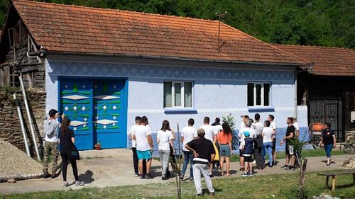 Peste 400 de voluntari au refăcut fațadele a 30 de case în doar 3 zile. Evenimentul Color the Village s-a desfășurat în acest an în  comuna Pietroasa Timiș