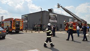 VIDEO Acoperișul unui supermarket din Brăila a luat foc / Clienții și angajații au fost evacuați