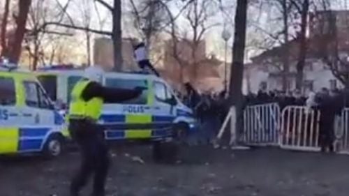 26 de arestări în Suedia, după violențele generate de o mișcare anti-musulamnă /  ”Linia dreaptă” voia să ardă un exemplar al Coranului, însă a generat contrareacții în orașele vizate de acțiunile anti-migrație