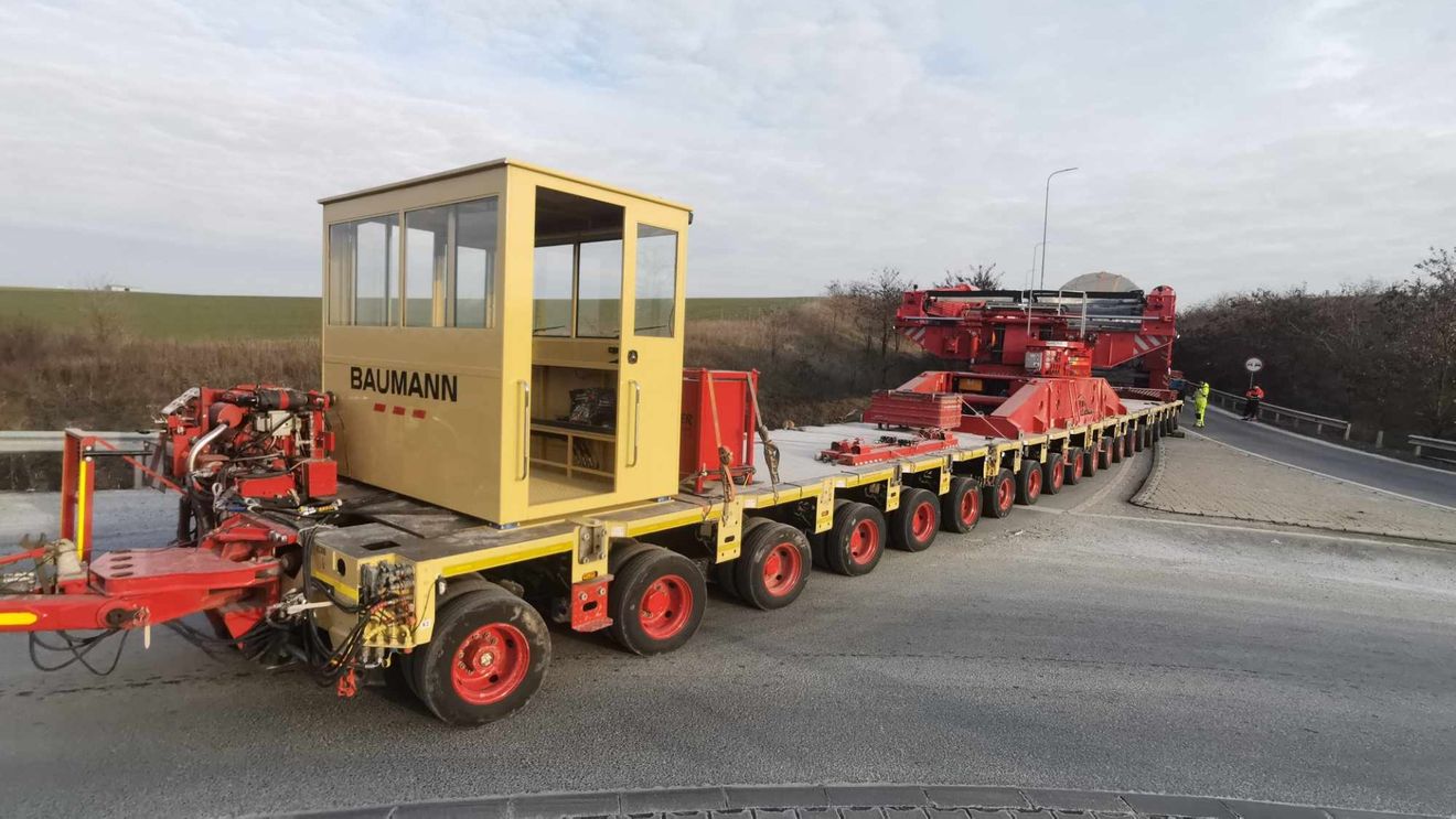 VIDEO FOTO Tehnică și performanță inginerească remarcabilă pentru cel mai greu transport care ajunge pe drumurile din România / Turbina de 788 de tone este transportată cu două "omizi" cu 160 de roți, acționate prin telecomandă