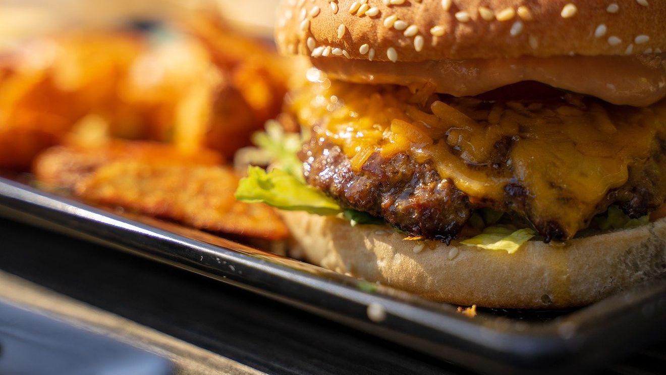 Tariful de 50% impus de Trump produselor braziliene ar putea crește prețul burgerilor din SUA