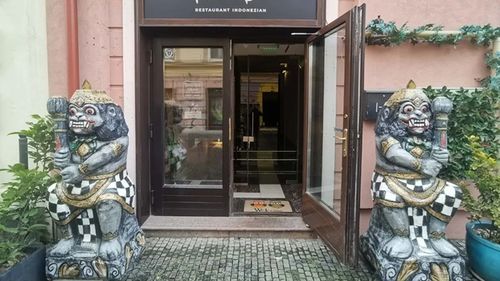 VIDEO/FOTO | Primul restaurant balinez din România, redeschis în spațiu nou la Timișoara. Patronul român a locuit zece ani în Bali și s-a întors acasă cu o soție asiatică / Inaugurare cu ambasadorul Indoneziei