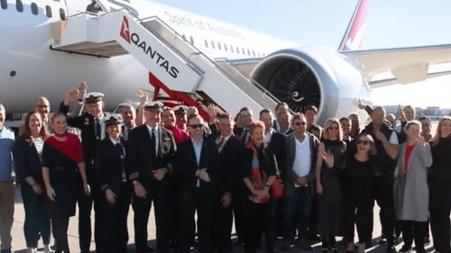 Compania aeriană Qantas renunță la uniformele de gen: personalul de cabină masculin se poate machia, personalul feminin poate renunța la tocurile înalte