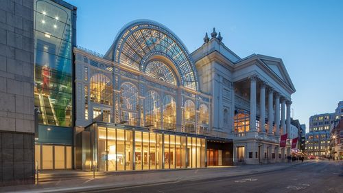 Royal Opera House vinde un portret al artistului britanic David Hockney, estimat la 18 milioane de lire sterline, pentru a supraviețui în timpul pandemiei de coronavirus