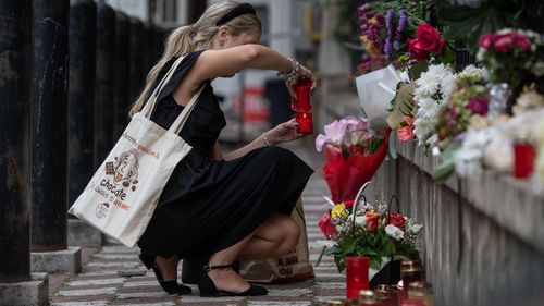 GALERIE FOTO Omagii pentru Regină. Românii au lăsat flori, lumânări și mesaje la Ambasada Marii Britanii în București, în semn de respect și prețuire pentru Elisabeta a II-a, cel mai longeviv monarh al Regatului