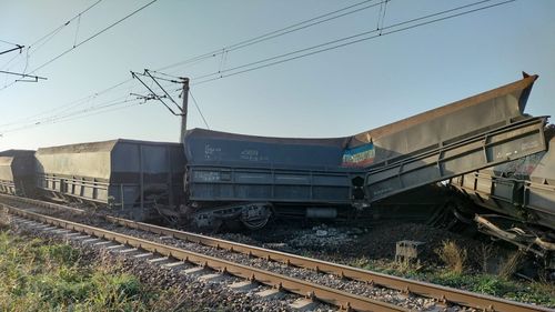 Nouă vagoane ale unui tren de marfă al CFR au deraiat în halta Răcari, județul Dolj / Călătorii sunt transbordați cu autovehicule între Filiași și Coțofeni