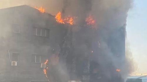 VIDEO Incendiu violent în București la magazinul Prosper din Calea 13 Septembrie / Alerta de incendiu a bruiat câteva secunde conferința de presă de la Cotroceni