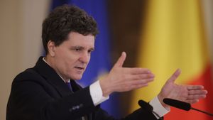 BREAKING Nicușor Dan cere reexaminarea legii privind combaterea extremismului deși CCR i-a respins sesizarea de neconstituționalitate / ”Unele articole pot fi interpretate abuziv, ceea ce ar putea transforma în infractori persoane fără legătură cu extremismul”