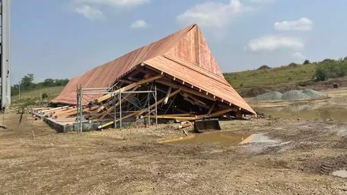 „Prăbușirea de la Podul Înalt”: Construcția de 1,5 mil. euro care marca locul unde Ștefan cel Mare a câștigat bătălia cu turcii, pusă la pământ de vânt / Reacția constructorului: ”Altă întrebare!”