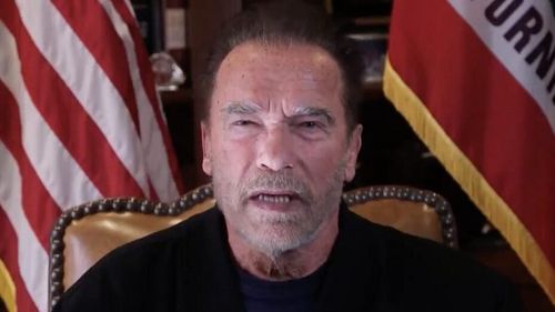 Celebrul actor Arnold Schwarzenegger lansează un apel de la Vatican pentru combaterea poluării „care ucide copii”:  Poluarea ucide şapte milioane de oameni. Hai să vorbim despre asta, nu despre creşterea nivelului mării sau despre topirea gheţii şi a gheţarilor