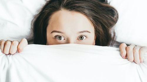 Ești prea entuziasmat sau surescitat ca să dormi? Dar prea obosit ca să te dai jos din pat și să lucrezi, să citești sau să faci altceva? Cum reparăm insomniile care ne sleiesc de forță și chef