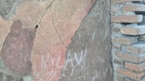 Un turist britanic a fost surprins scrijelind inițialele familiei sale într-o casă veche de 2.000 de ani din Pompei