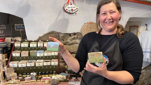 Săpun din lapte de capră, produs la Rimetea / Secretele produsului cosmetic natural: ”Caprele pasc plante medicinale”