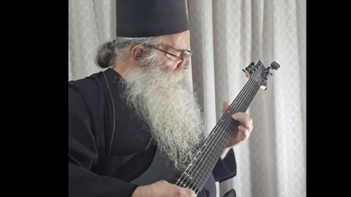 VIDEO Doom Metal într-o mănăstire grecească / Un preot grec a scos albumul „Paradise Metal”, și e mai bine văzut decât  Daft Punk și Aphex Twin / „Diavolul nu poate crea nimic. Dumnezeu a creat totul”