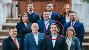 Sergiu Constantinescu, soțul prezentatoarei TV Alessandra Stoicescu de la Antena 1, pus în fruntea listei de candidați PSD Tulcea la Camera Deputaților. Lista vedetelor Intact propulsate în politică de Trustul Intact și Dan Voiculescu