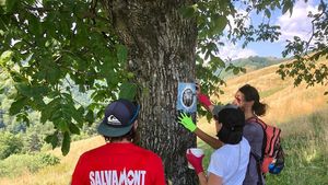 Marcaje de drumeție, distruse de turiști. Salvamont Sibiu: Asistăm neputincioși cum efortul unor instituții este distrus de persoane frustrate