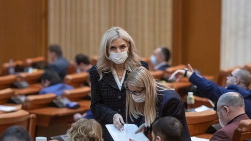 CV-ul Laurei Vicol a apărut pe site-ul Camerei Deputaților, la un an de la alegeri, după o solicitare G4Media.ro / Șefa Comisiei Juridice a făcut Dreptul la o universitate privată și master la Spiru Haret