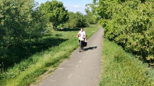 FOTO & VIDEO | O elevă de 15 ani din Serbia a ajuns în „pelerinaj” cu bicicleta la Timișoara. Pedalează sute de kilometri pentru a strânge fonduri pentru un copil aflat în dificultate