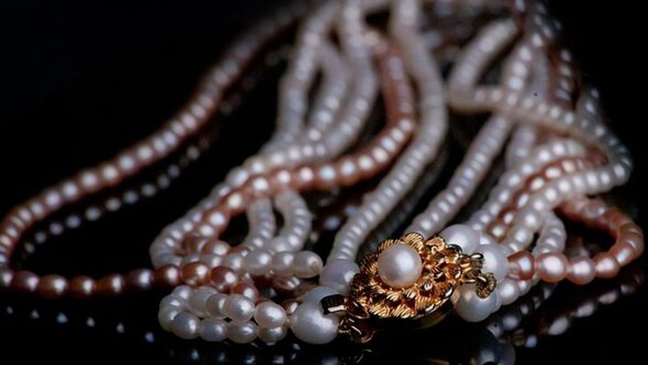 Selfie-urile din vacanță ale unei femei britanice „împodobită cu diamante” au dus la arestarea ei pentru furt de bijuterii