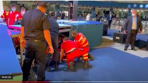 VIDEO Accident la Congresul PNL: Un delegat s-a urcat pe scenă să facă o poză și a căzut, fiind preluat de un echipaj SMURD