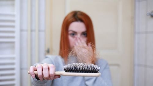 Aparat de tratat alopecia (căderea părului) la Spitalul CF Timişoara / Ședinţele de fototerapie durează doar câteva secunde, nu presupune folosirea unor injecţii