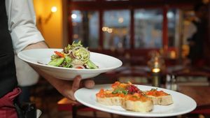 Patronii restaurantelor semnalează un fenomen: pozează în turiști, vin, mănâncă și dispar la desert, fără să plătească / „În proporţie de 70% străini”