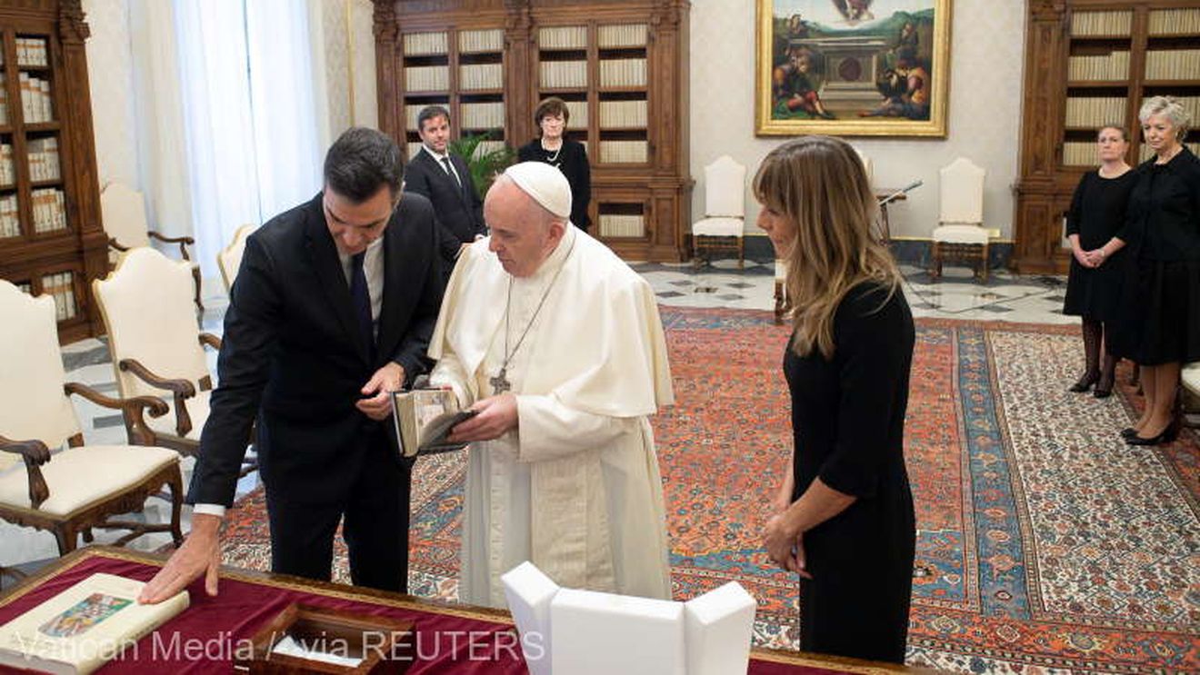 Papa Francisc a fost văzut din nou fără mască în timpul audienţei acordate premierului spaniol, Pedro Sanchez, aflat în vizită la Palatul Apostolic