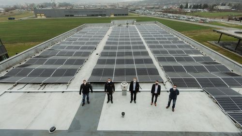 Bosch anunță că își reduce consumul de energie cu 10% în fabrica de la Blaj prin instalarea de panouri fotovoltaice /  385 MWh/an sunt produși exclusiv din surse regenerabile, echivalentul a 165 de tone de CO2