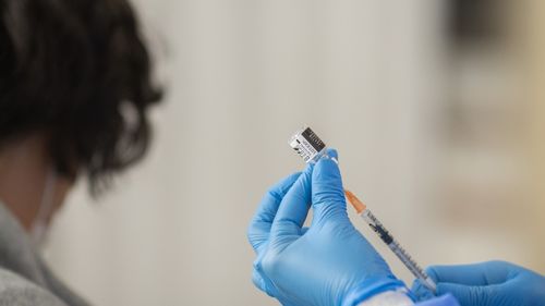 Toți cei 14 pasageri infectați cu Omicron care au sosit din Africa de Sud în Amsterdam erau vaccinați împotriva COVID-19
