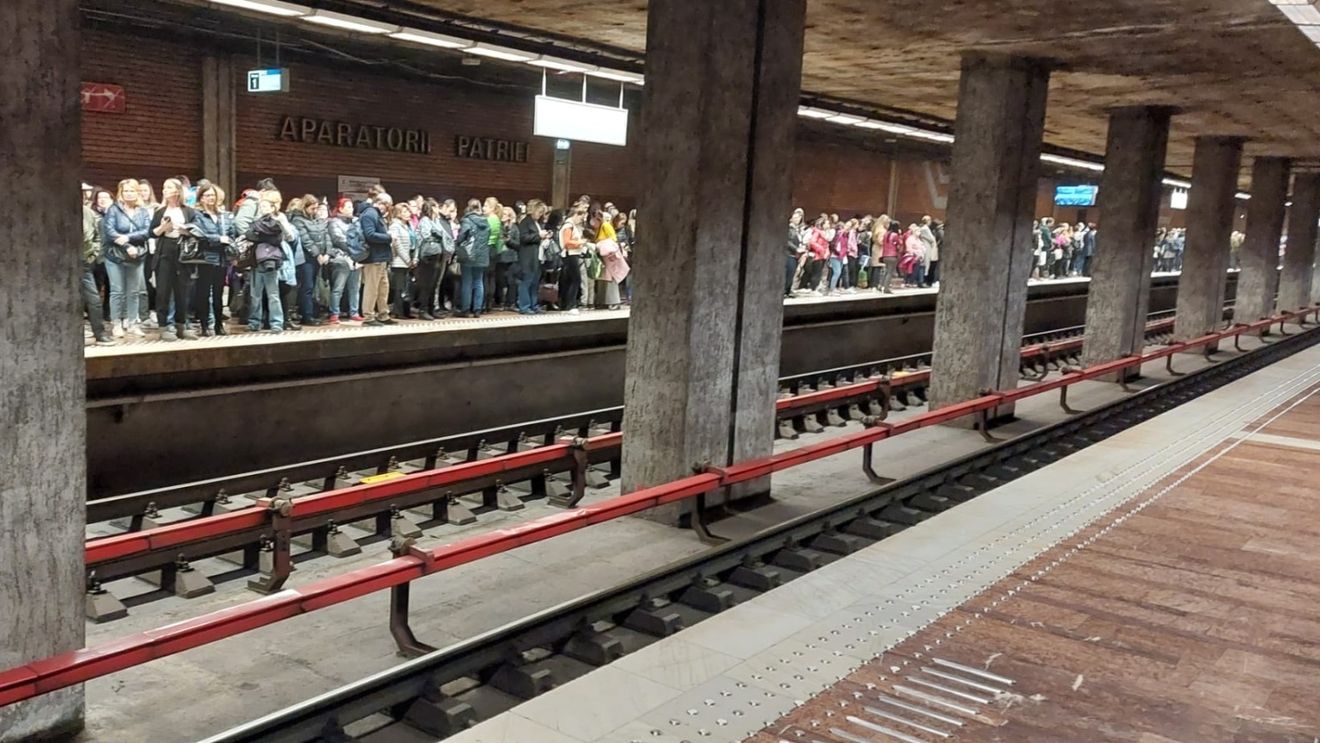 Aglomerație la metrou după ce o garnitură din staţia Tineretului s-a defectat