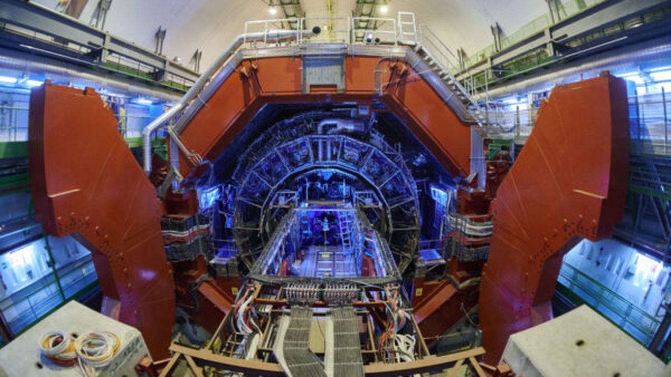 De la liceu în Buzău, la CERN: povestea unei cercetătoare care ajută la modernizarea acceleratorului de particule de lângă Geneva /  ”Contribuţia mea va fi în renovarea experimentului CMS, care va trebui să facă faţă unei cantităţi de preluare a datelor nemaiîntâlnite până acum”