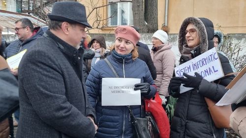 Medici de familie şi din ambulatorii protestează în faţa CNAS / ”Nu vă bateţi joc de medici!" / "Vrem venituri decente!" / Președinta CNAS a avut o întâlnire cu reprezentanții medicilor