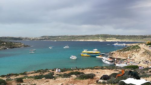 13 persoane au murit în urma unui incendiu izbucnit pe o navă de pasageri într-o provincie din Indonezia