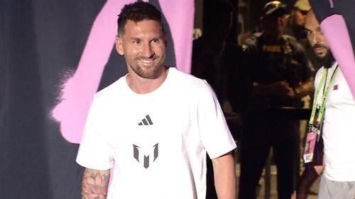 Messi, prezentat de Inter Miami în prezenţa a zeci de mii de fani, pe ploaie / A fost nevoie de instalarea unor tribune suplimentare pentru a-i primi pe cei care doreau să-l vadă pe argentinean
