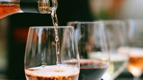 Şeful sănătăţii publice din SUA vrea ca băuturile alcoolice să aibă pe etichetă avertismente că pot produce cancer. Chirurgul general solicită reevaluarea ghidurilor privind consumul de alcool. Şapte tipuri de cancer sunt legate de consumul de alcool