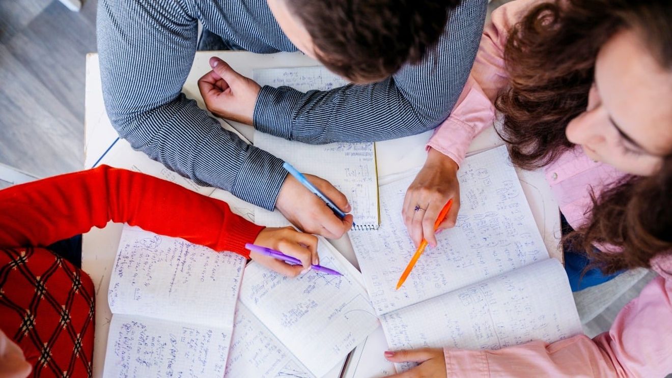 VIDEO Temele pentru acasă obligatorii iau sfârșit în Polonia / Inițiative anemice în România pe acest subiect