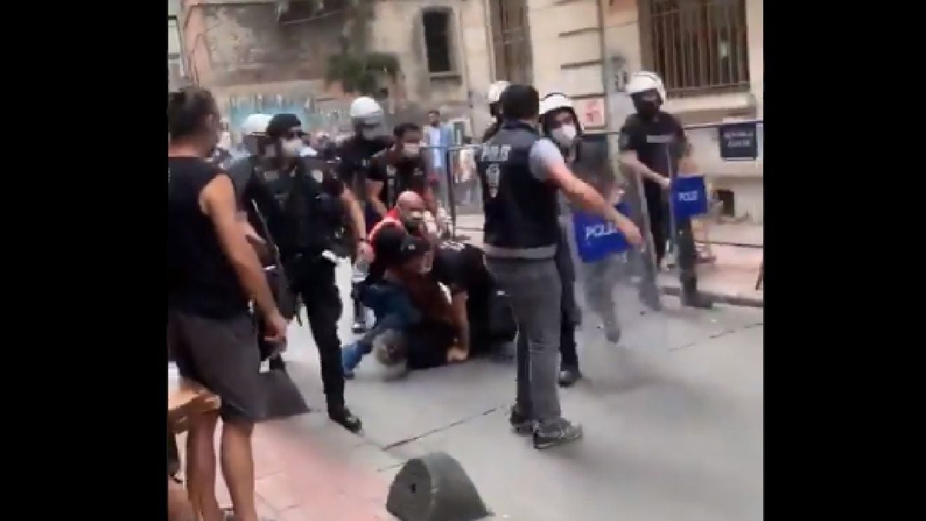 Zeci de jurnalişti au manifestat la Istanbul şi Ankara după arestarea brutală a unui fotograf AFP care relata de la marşul Pride