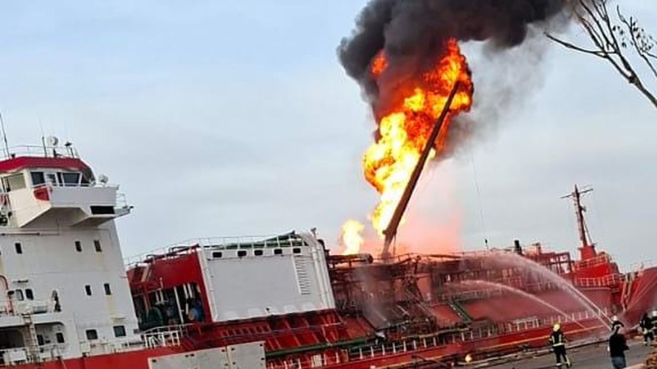 Locuitorii din satul Plauru se pot întoarce la casele lor  / Ucrainenii au stins incendiul la nava care transporta 4.000 de tone de gaz petrolier lichefiat