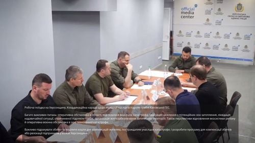 Zelenski a vizitat zonele inundate din regiunea Herson