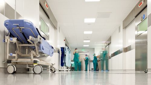 Interzis medicilor să mai plece din spitalele de stat în timpul programului de lucru | Alexandru Rogobete a publicat ordinul de ministru în transparență. În ultimele luni a vorbit despre un „fenomen” al medicilor din spitalele publice care fug la cabinetele private