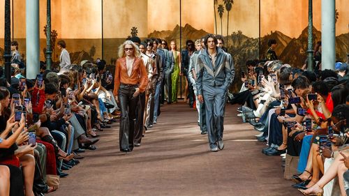 AMIRI primăvară–vară 2027: cum transformă Mike Amiri glamourul hollywoodian într-o garderobă contemporană