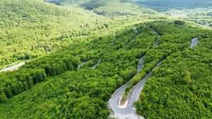 ANALIZĂ Cum au folosit județele Alba, Brașov, Covasna, Harghita, Mureș și Sibiu peste un miliard de euro pentru infrastructura rutieră. Rețeaua de autostrăzi din Regiunea Centru, completată de investiții în mobilitate, din bani europeni